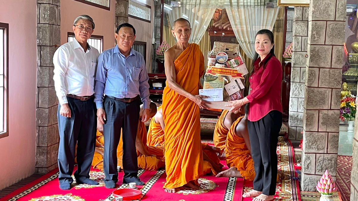 Phó Chủ tịch Trương Thị Ngọc Ánh tặng quà chùa Soài So, huyện Tri Tôn, An Giang.