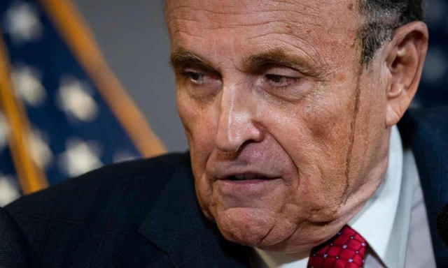 Mồ hôi dường như pha lẫn thuốc nhuộm chảy trên má ông Giuliani. Ảnh: Getty.  