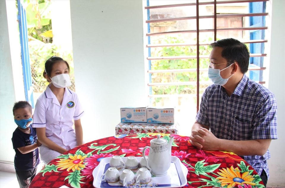 Ông Lê Trí Thanh, Chủ tịch UBND tỉnh Quảng Nam thăm hỏi gia đình nữ điều dưỡng Nguyễn Thị Phụng.
