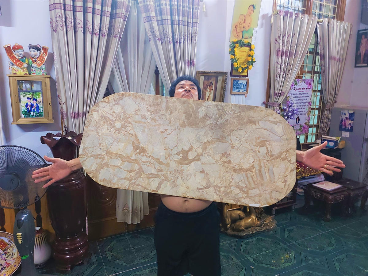 "Dị nhân" di chuyển trong nhiều phút với mặt bàn đá nặng hơn 3 tạ trên cơ thể.