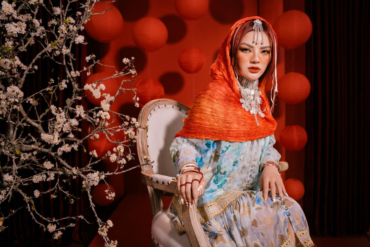 Ca sĩ Cát Tiên trong MV “Heyla xinh đẹp ơi”.