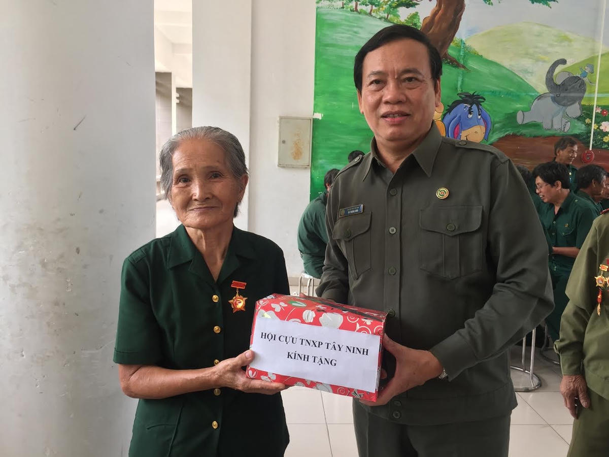 Ông Vũ Trọng Kim, Chủ tịch Hội Cựu TNXP Việt Nam tặng quà cho bà Nguyễn Thị Cơ, nguyên Liên đội phó Liên đội 9- TNXP giải phóng miền Nam.