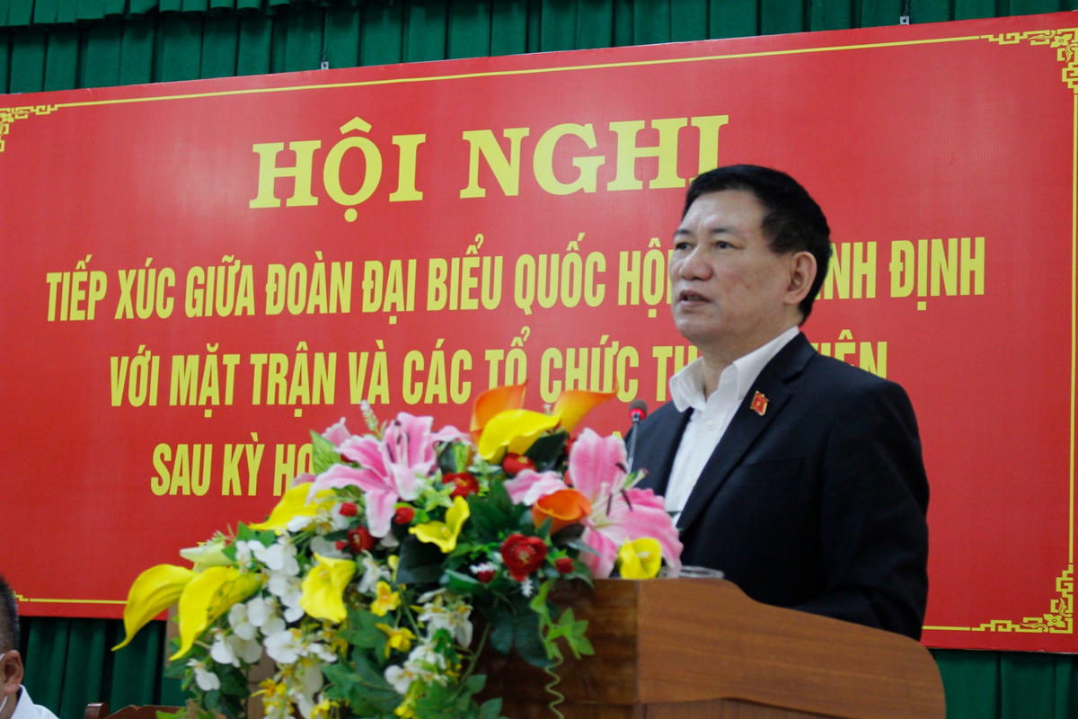 Bộ Trưởng Bộ Tài chính giải trình các ý kiến, kiến nghị của cử tri tại Hội nghị. 