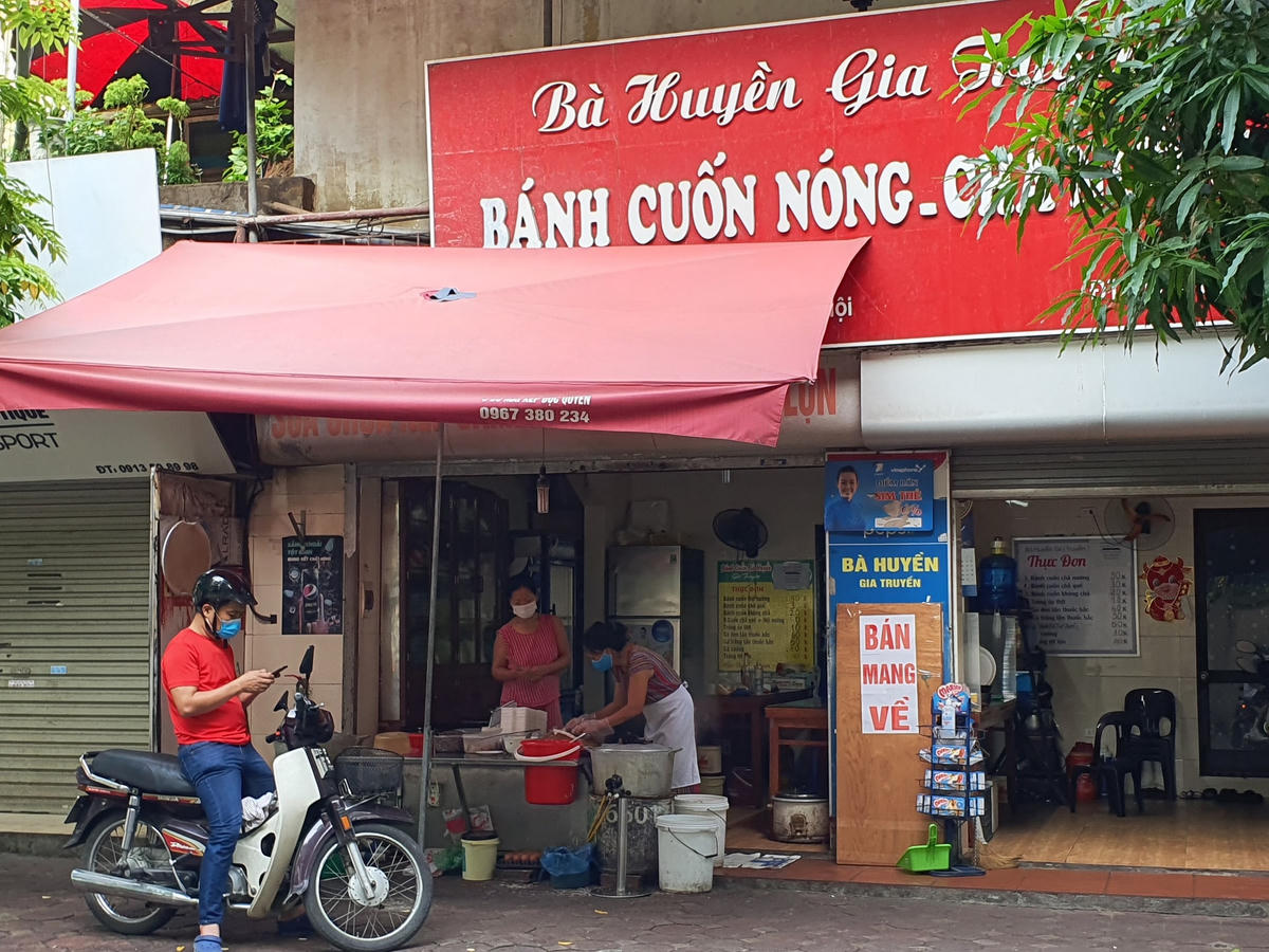 Chỉ còn các quán ăn bán mang về...