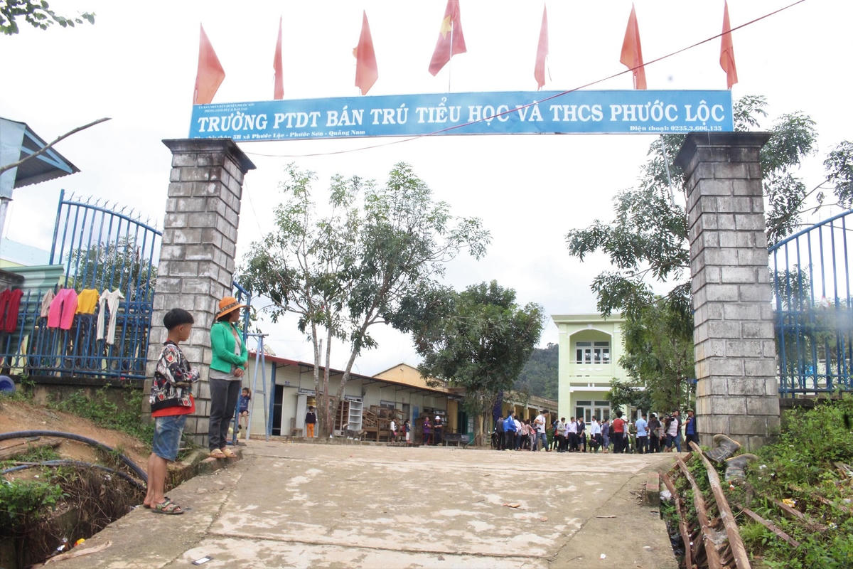 Các em học sinh Trường Phổ thông dân tộc bán trú Tiểu học và THCS Phước Lộc đi học trở lại.