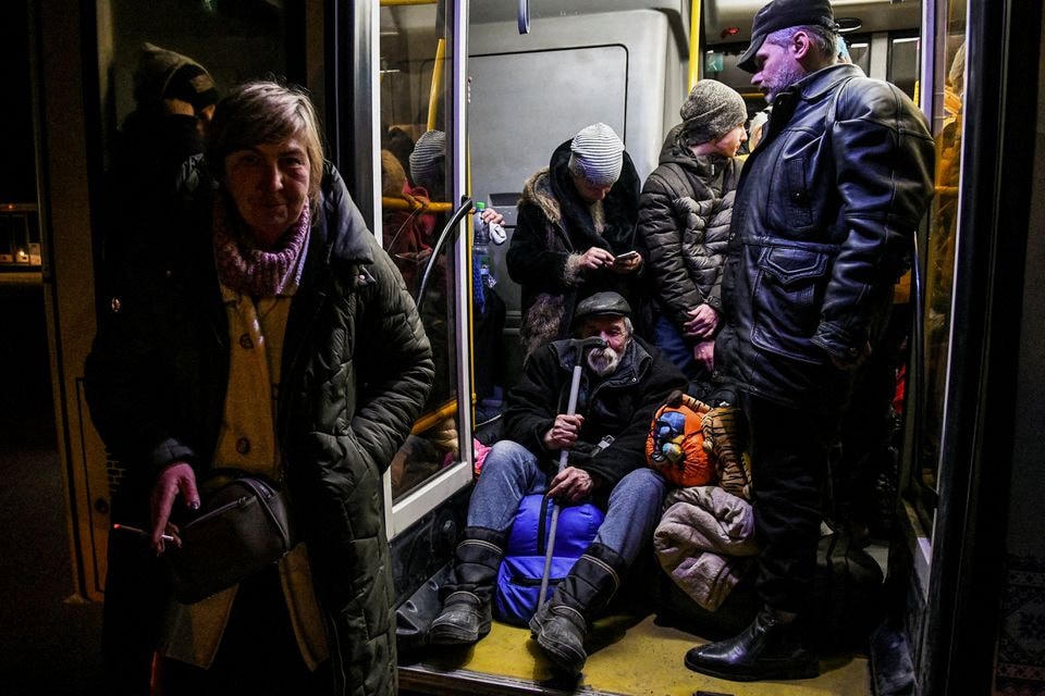 Phương tỉn chở người sơ tán khỏi Mariupol ở Zaporizhzhia, Ukraine. Ảnh: Reuters.