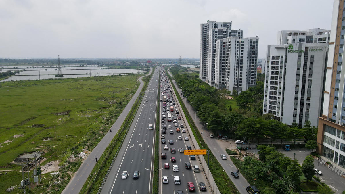 Ngày đầu tiên của kỳ nghỉ lễ 30-4 và 1-5  rất đông người dân từ Hà Nội về các tỉnh, thành.