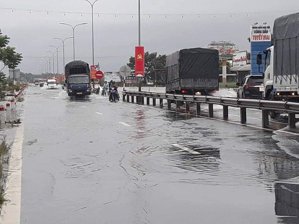 Nếu tiếp tục mưa lớn Quốc lộ 1A đoạn qua địa phận Quảng Nam có nguy cơ ‘thất thủ’.