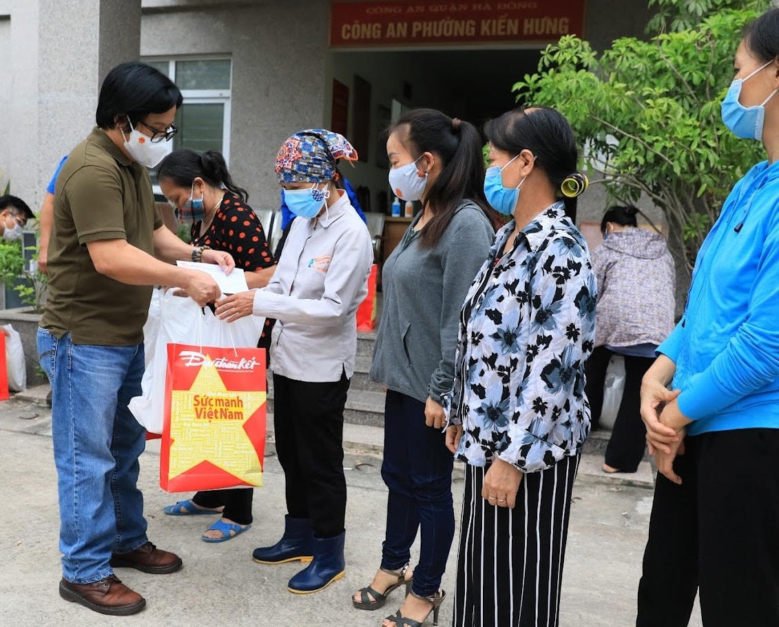 Báo Đại Đoàn Kết trao quà cho những người khó khăn trên địa bàn phường Kiến Hưng, quận Hà Đông (Hà Nội). Ảnh: Quang Vinh.