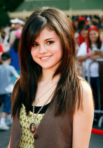Năm 2007, Selena Gomez xuất hiện giản dị tại buổi công chiếu phim Cướp biển Caribbean: Nơi tận cùng thế giới với mái tóc tỉa layer và lối trang điểm mộc mạc.  