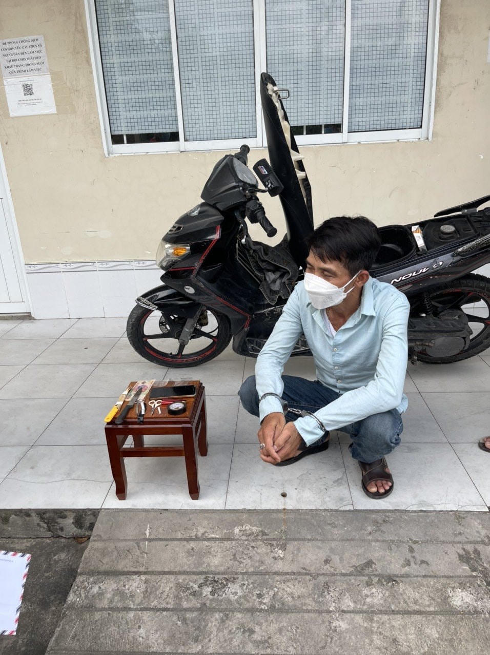 Một trong những đối tượng bị tạm giữ cùng nhiều tang vật có liên quan khác.