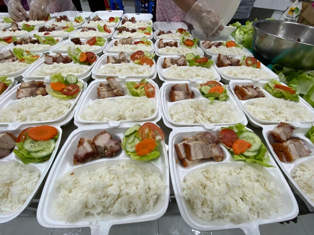 Những phần cơm được các tăng ni, phật tử cho vào hộp để phục vụ người nghèo và các cán bộ, y bác sỹ làm nhiệm vụ tuyến đầu phòng, chống dịch Covid-19.