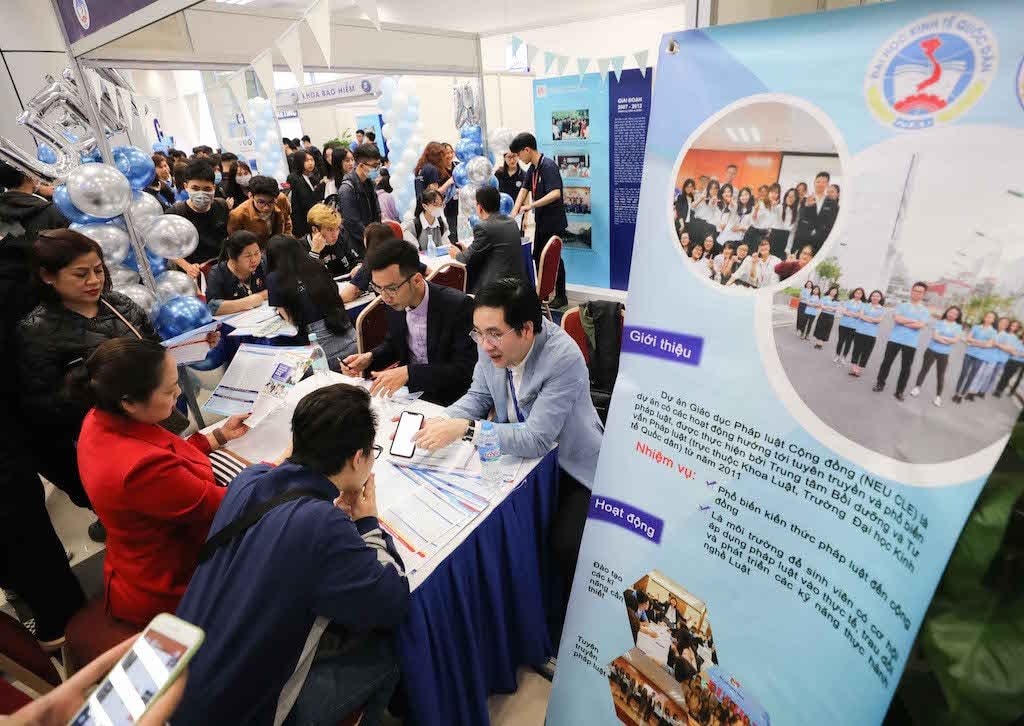 Thí sinh tham gia tư vấn hướng nghiệp năm 2021.