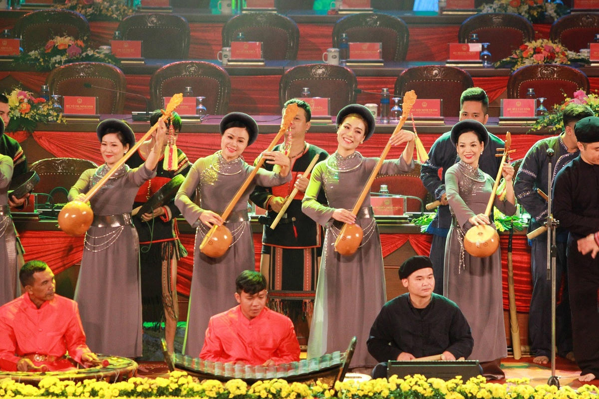 Các nghệ sĩ Thái Nguyên, Cao Bằng biểu diễn đàn tính.