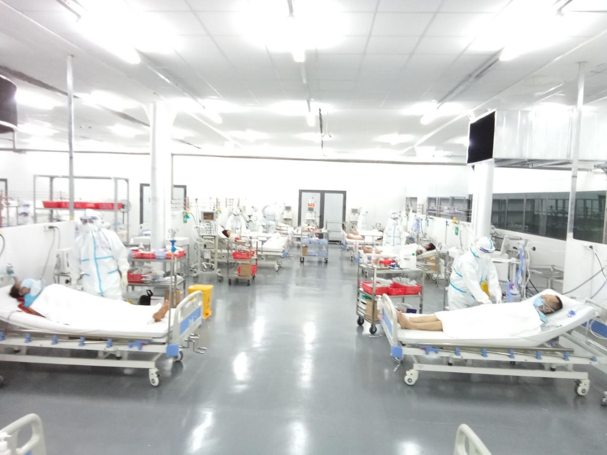 GS.TS Phạm Như Hiệp, Giám đốc Bệnh viện Trung ương Huế cho biết, Trung tâm hiện có gần 400 y bác sĩ, trong đó lực lượng chủ lực là các y bác sĩ của Bệnh viện Trung ương Huế. Bên cạnh đó còn có Bệnh viện C Đà Nẵng, Bệnh viện Việt Nam - Cuba Đồng Hới, Bệnh viện Đa khoa Trung ương Quảng Nam…