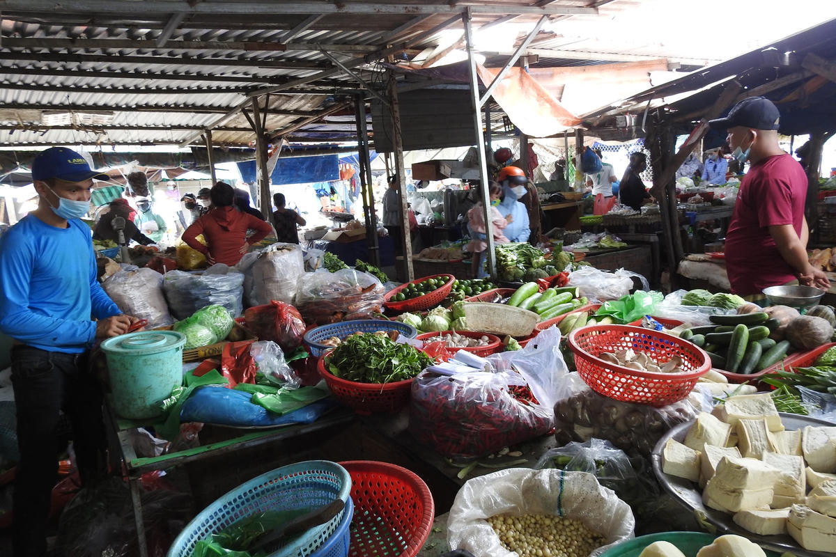 Quận Sơn Trà đang có phương án khôi phục khoảng 30% chợ trên địa bàn, cung cấp lương thực, rau, củ, quả cho người dân. Ảnh Thanh Tùng