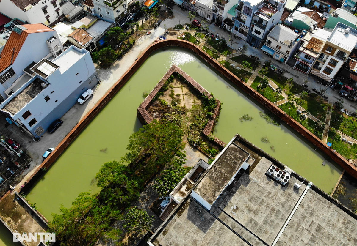 Chiêm ngưỡng cổ thành với tường cao, hào sâu giáp biển Đà Nẵng