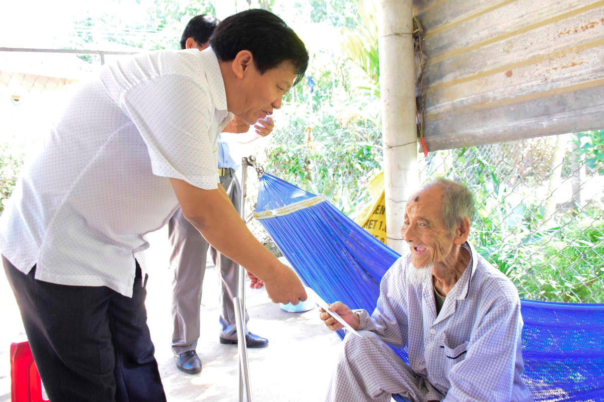 Ông Nguyễn Mạnh Cường, Chủ tịch HĐND huyện Sơn Tịnh tặng quà cho thương binh gia đình chính sách.