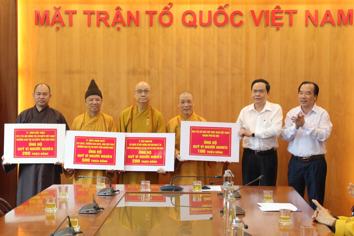 Chủ tịch Trần Thanh Mẫn tiếp nhận ủng hộ cho Quỹ Vì người nghèo.