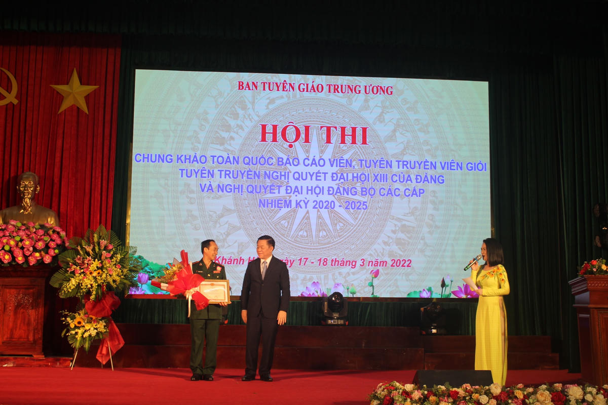 Thí sinh Trần Quang Trung nhận giải Đặc biệt cuộc thi.