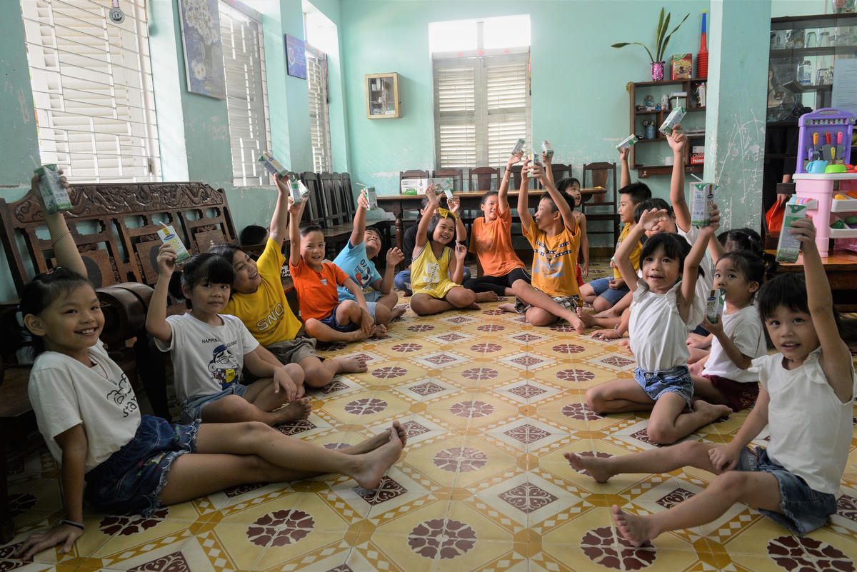 Các em sẽ được uống sữa miễn phí liên tiếp trong 3 tháng nhằm tăng cường chế độ dinh dưỡng, hỗ trợ nâng cao sức khỏe và sức đề kháng. Tại khu vực miền Nam, năm 2020, ngoài TP HCM, Quỹ sữa Vươn cao Việt Nam còn hỗ trợ sữa cho trẻ em các tỉnh, thành khác như Bến Tre, Trà Vinh, Tây Ninh, Bạc Liêu… 
