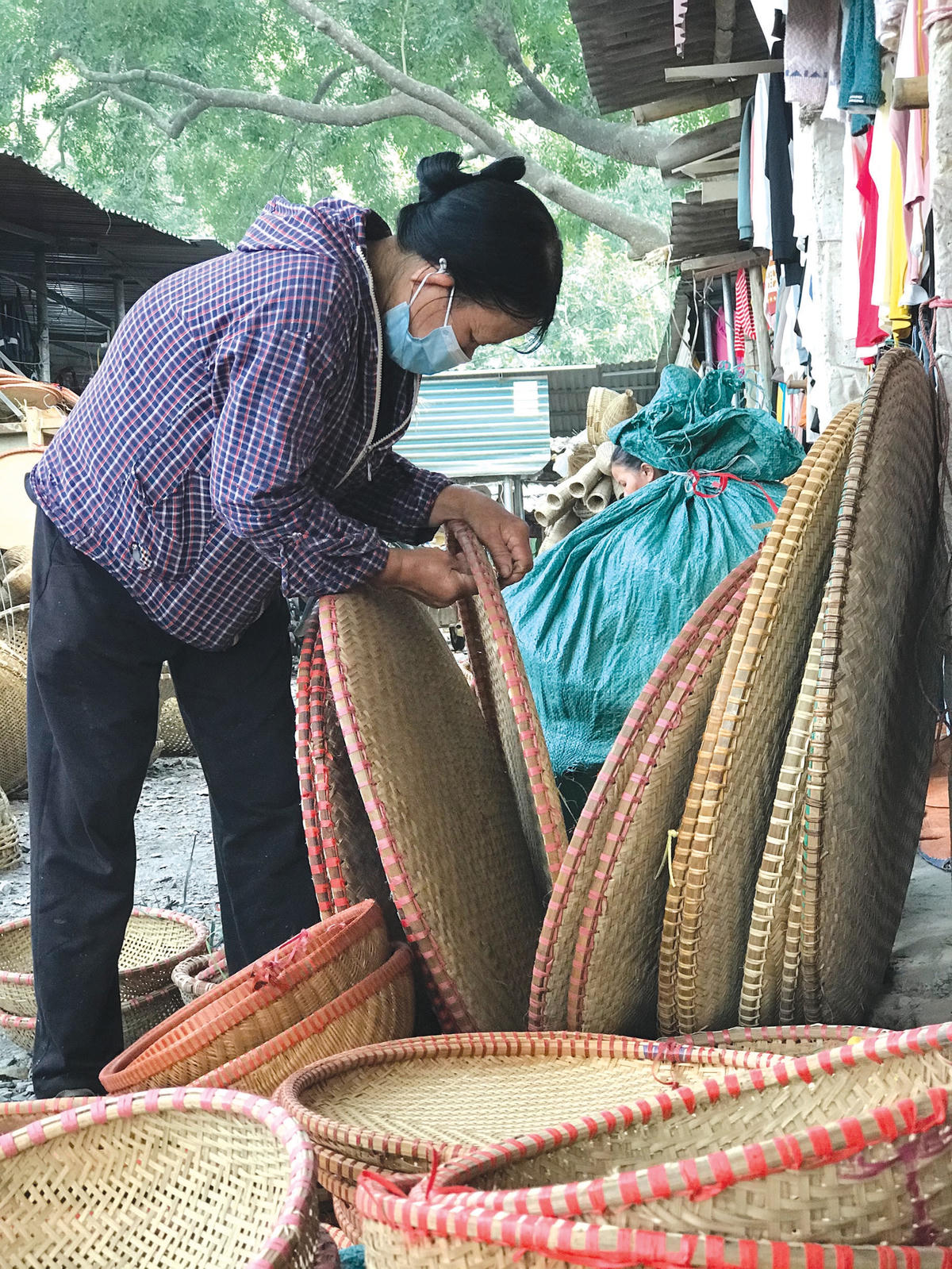Khu vực bán thúng, mủng, dần, sàng, nong, nia, đơm đó… làm nên một nét riêng ở phiên chợ Nủa.