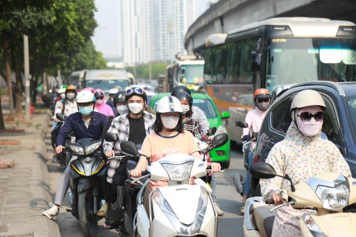 Các phương tiện xếp hàng dài, di chuyển chậm chạp.