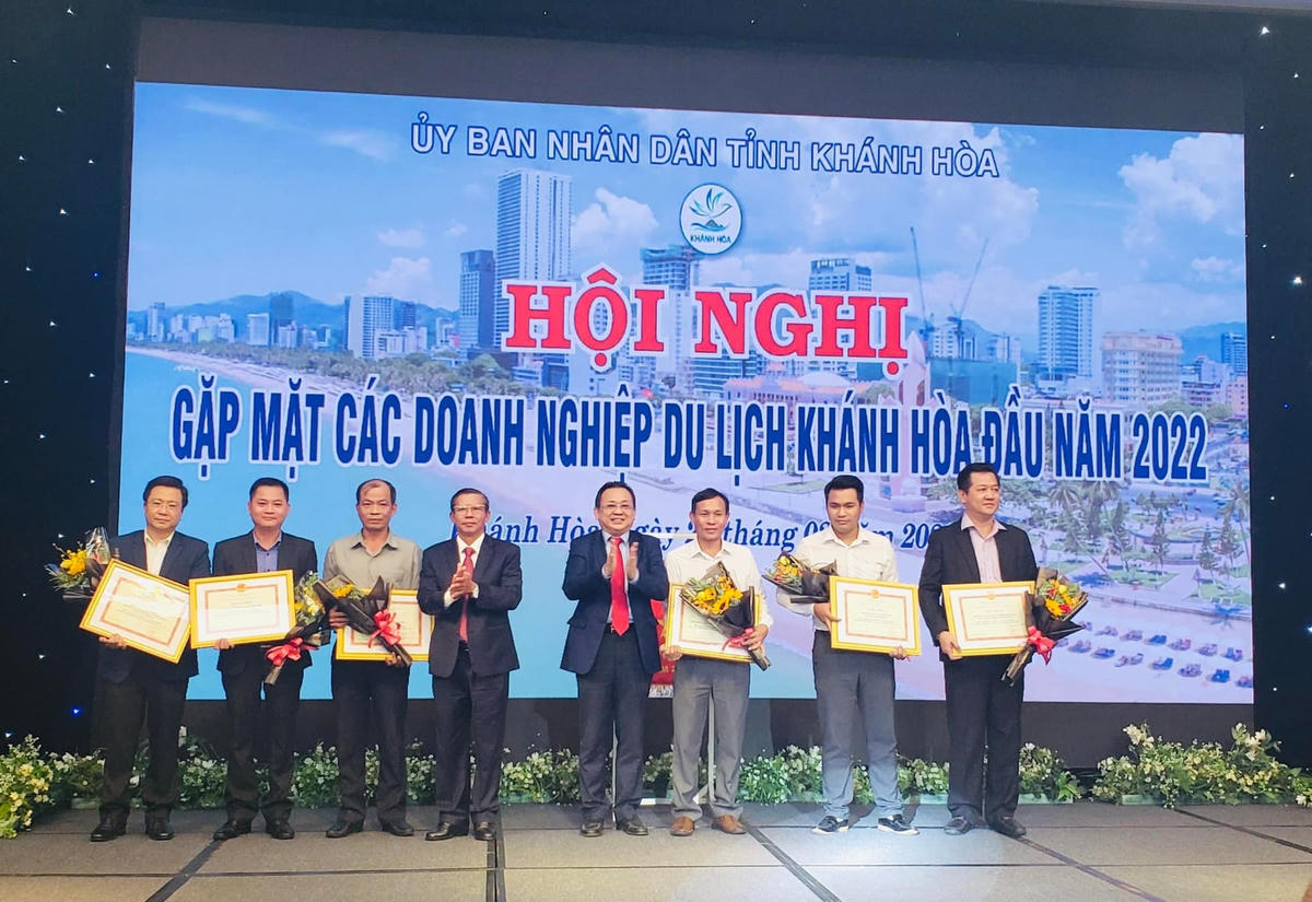Ông Lê Hữu Hoàng, Phó chủ tịch UBND tỉnh Khánh Hòa tặng Bằng khen.