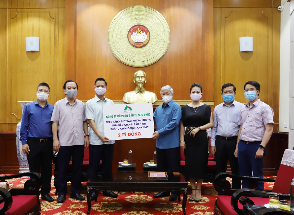 Chủ tịch UBTƯ MTTQ Việt Nam Đỗ Văn Chiến tiếp nhận tiền ủng hộ từ Báo Tuổi Trẻ.