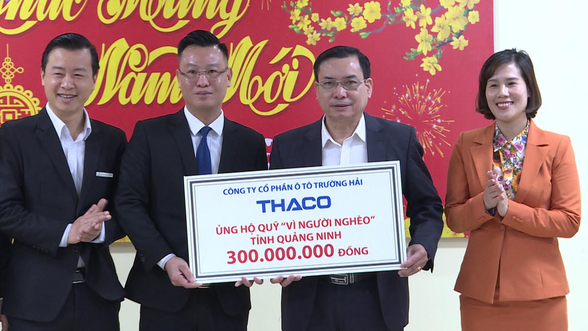 Đại diện Ủy ban MTTQ tỉnh tiếp nhận 300 triệu đồng ủng hộ quỹ