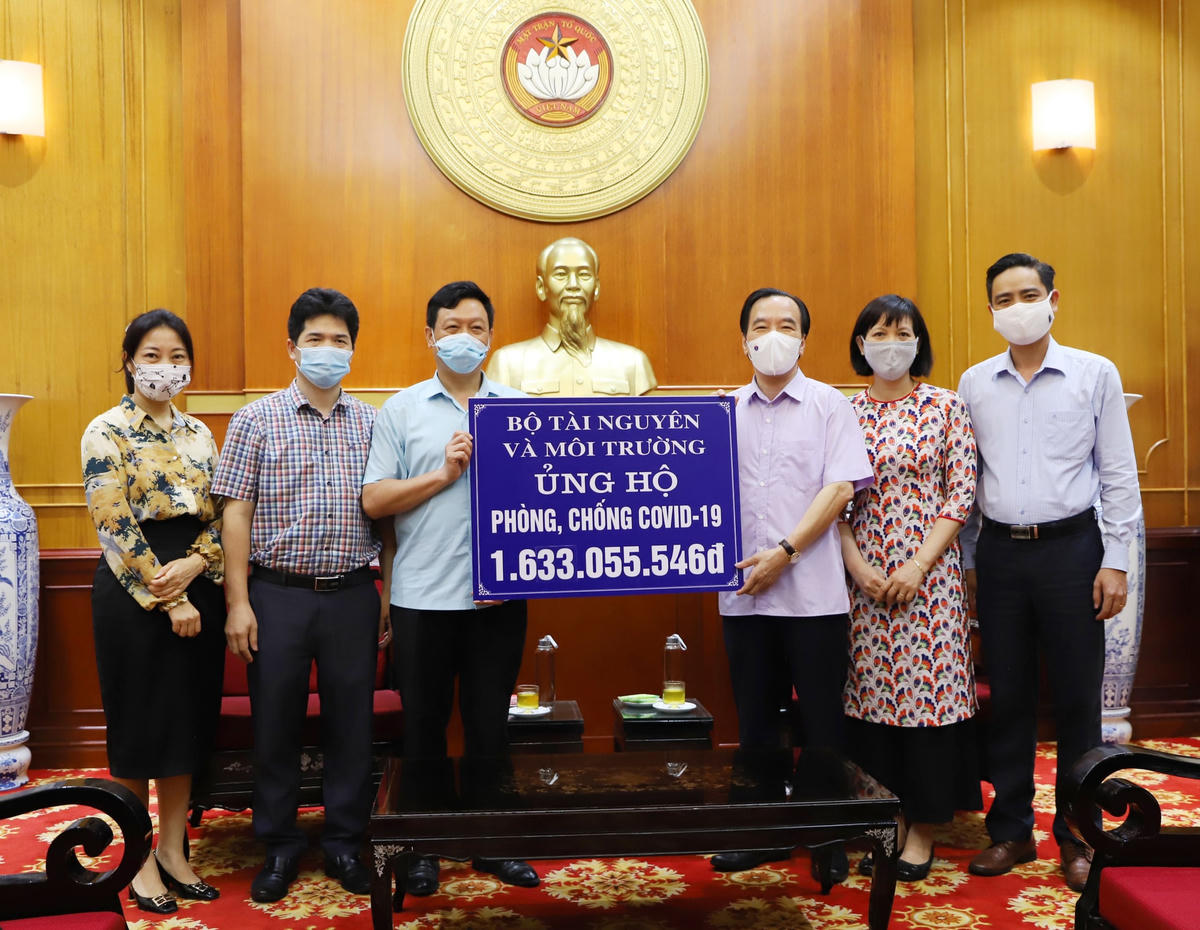 Phó Chủ tịch Ngô Sách Thực tiếp nhận ủng hộ từ Bộ Tài nguyên và Môi trường.