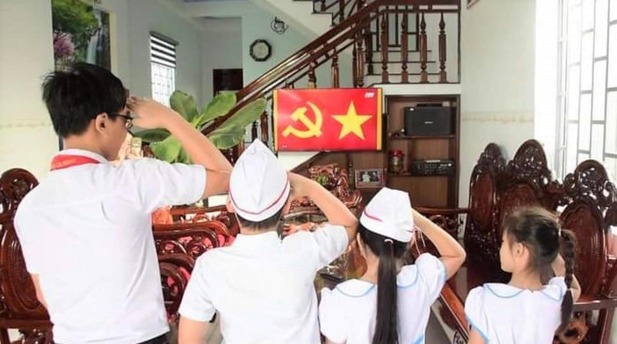 Học sinh Quảng Ngãi dự khai giảng năm học mới trực tuyến tại nhà.