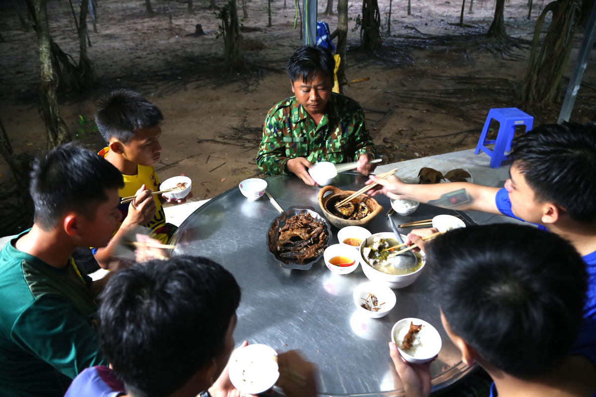 Bữa cơm vội của các chiến sĩ Đội kiểm soát kênh Tân Thành (Đồn biên phòng Thông Binh), chuẩn bị cho kíp trực đầu tiên lúc 19h tối.