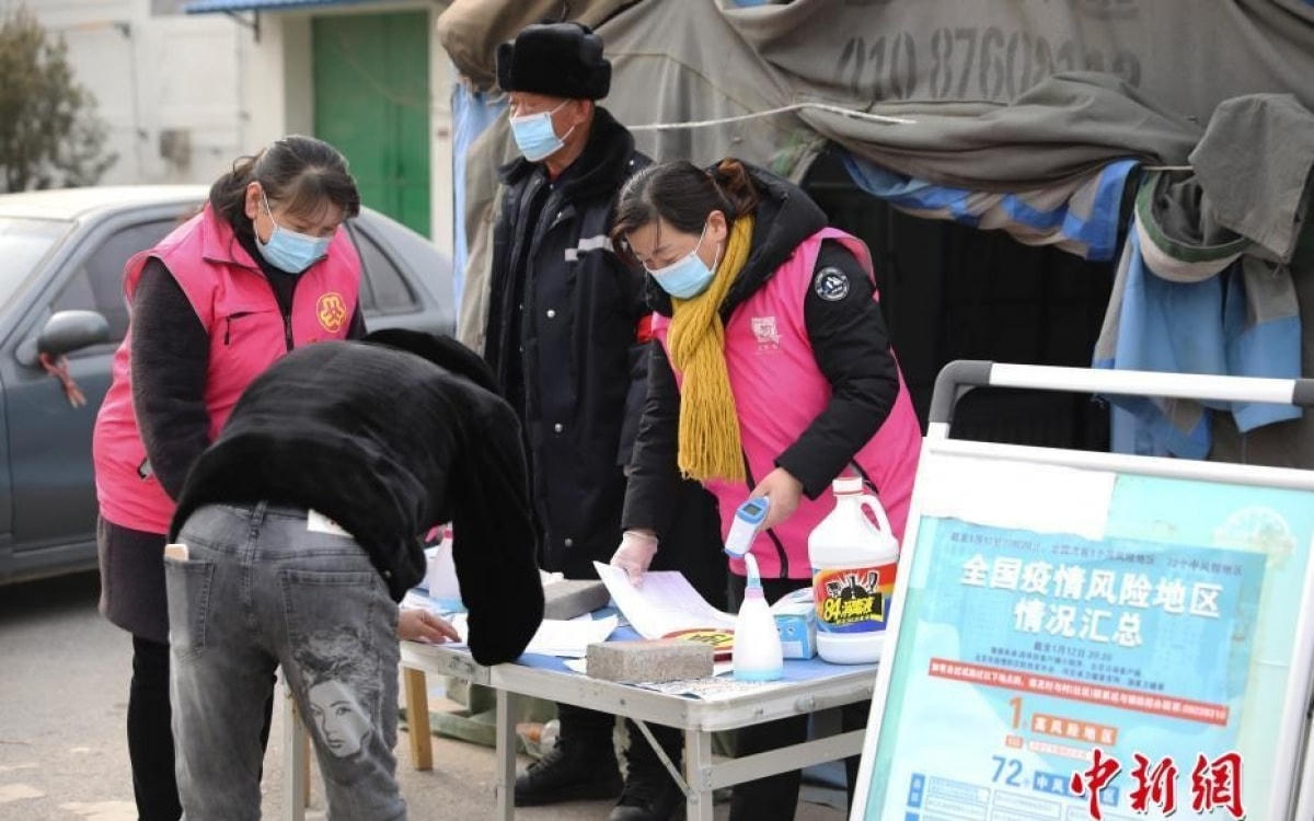 Người dân ra vào phải đăng ký thông tin ở khu vực có dịch ở Bắc Kinh. Ảnh: Chinanews.