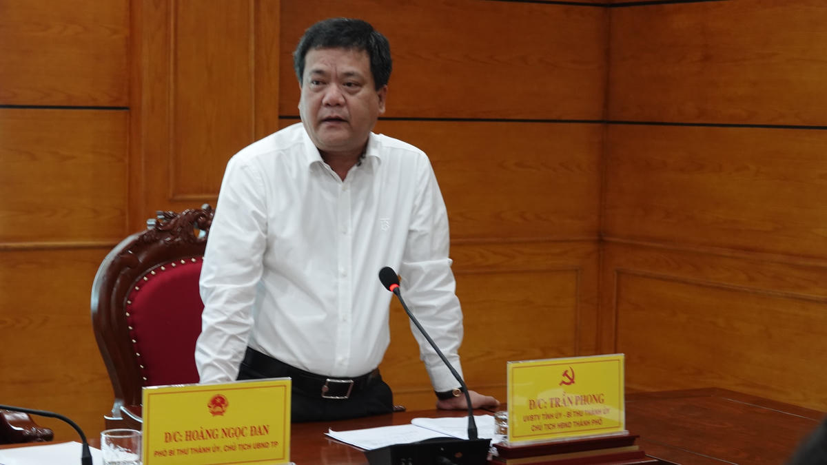 Ông Trần Phong, Bí thư Thành ủy Đồng Hới phát biểu tại buổi làm việc.