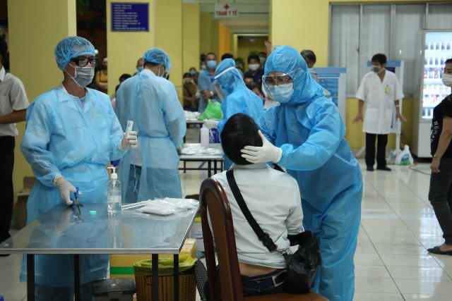 Tổ chức xét nghiệm Covid-19 cho CBCNV - người lao động tại Công ty Thuốc lá Sài Gòn.