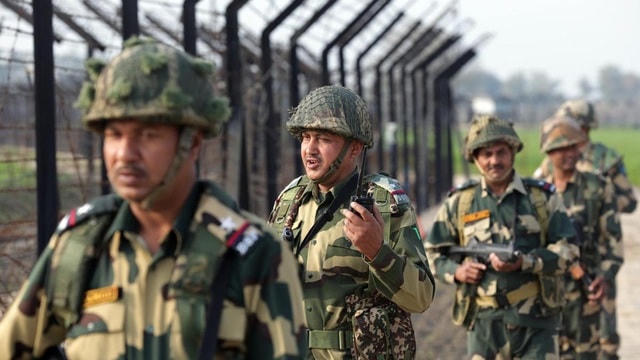 Quân nhân lực lượng biên phòng Ấn Độ tuần tra ở biên giới với Pakistan (Ảnh minh họa: EPA).