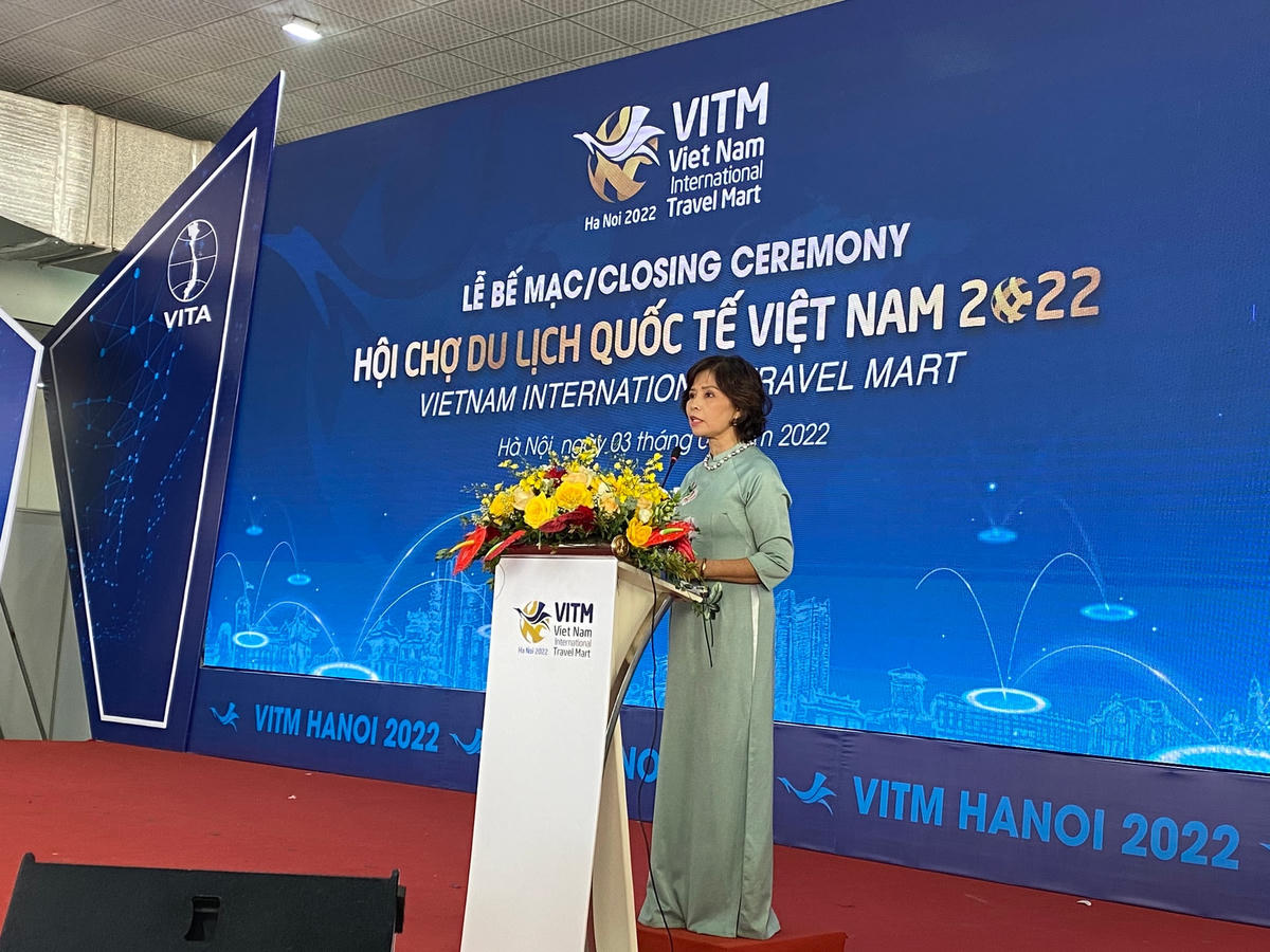 Phó Chủ tịch thường trực Hiệp hội Du lịch Việt Nam Cao Thị Ngọc Lan phát biểu tại lễ bế mạc. (ảnh: Tiến Dũng).