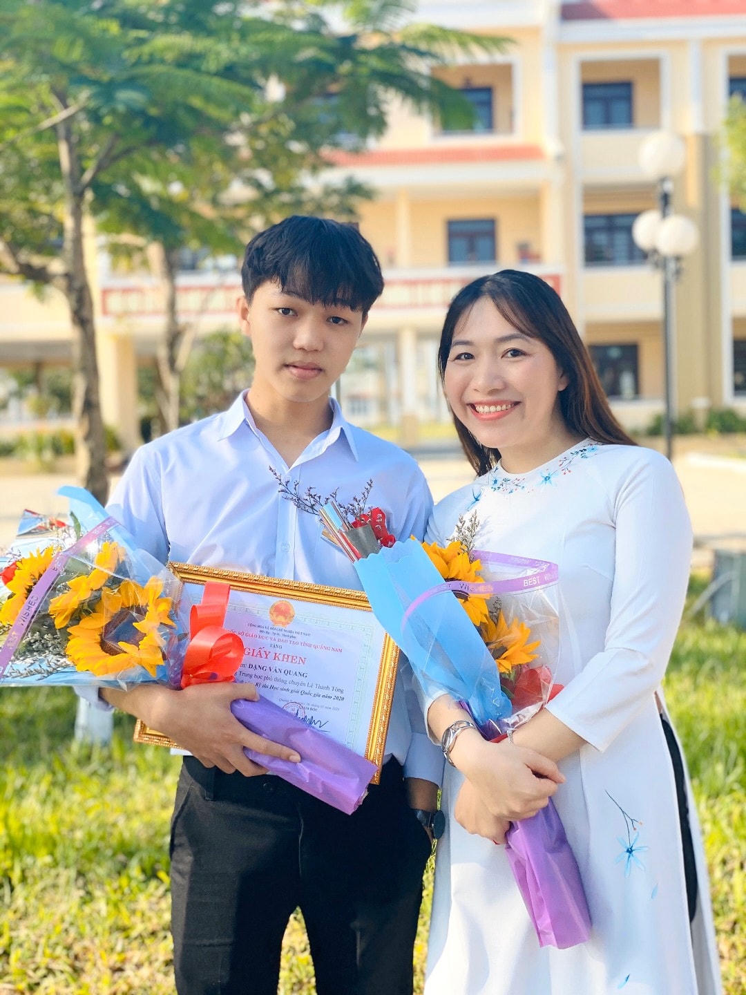 Em Quang cùng cô giáo Phương Trang.