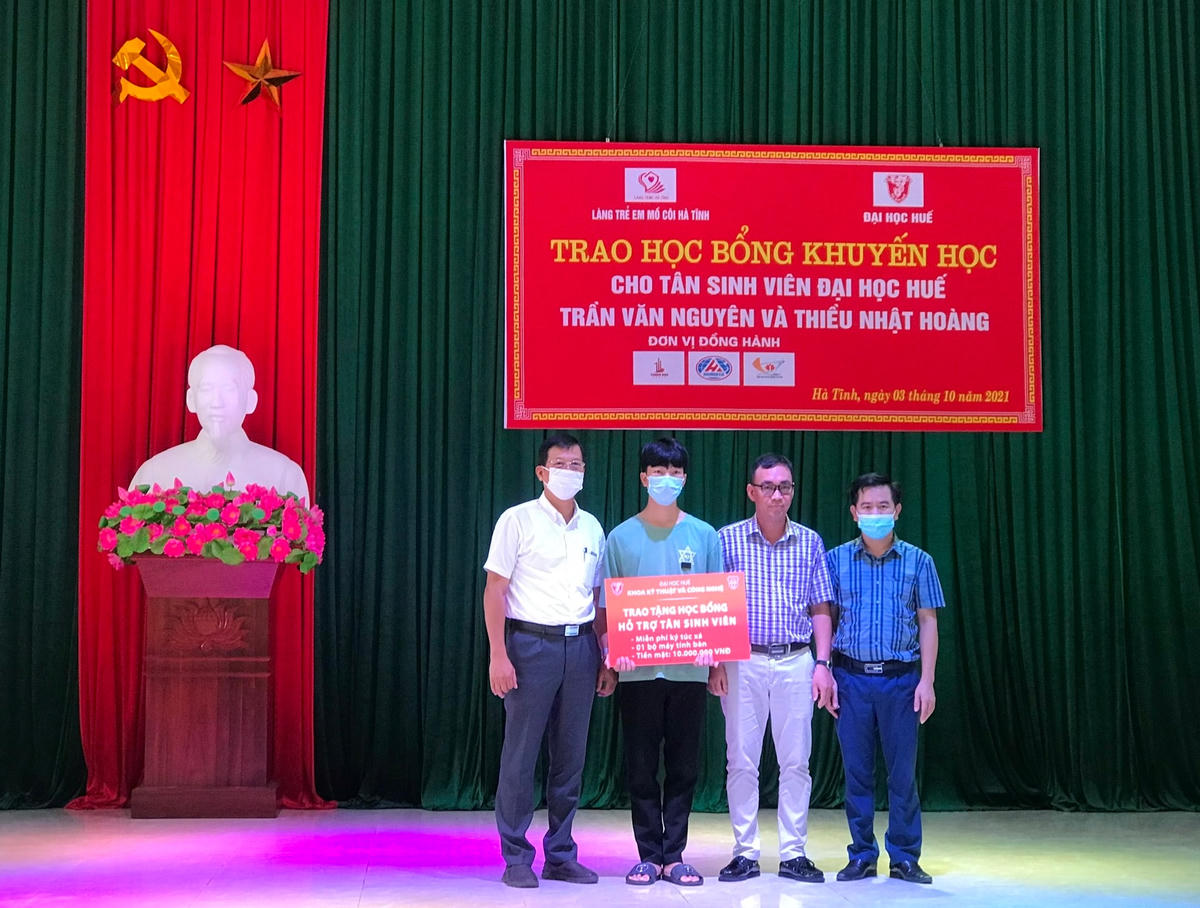 Nhiều phần quà ý nghĩa đến với các sinh viên.