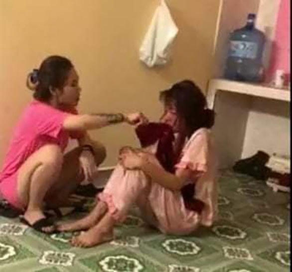 Một trong những hình ảnh cô gái bị tra tấn, làm nhục.