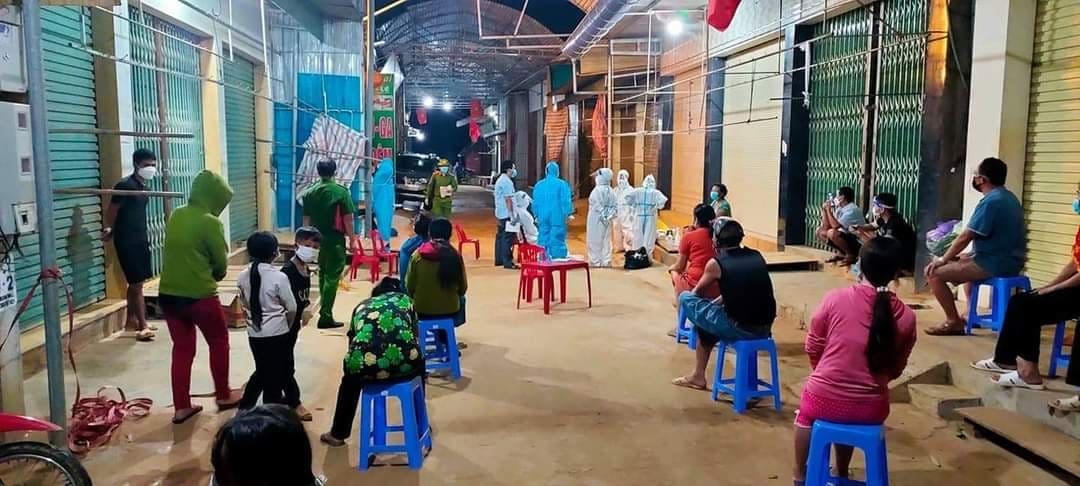 Tiến hành lấy mẫu cho người dân Tri Lễ để xét nghiệm Covid-19