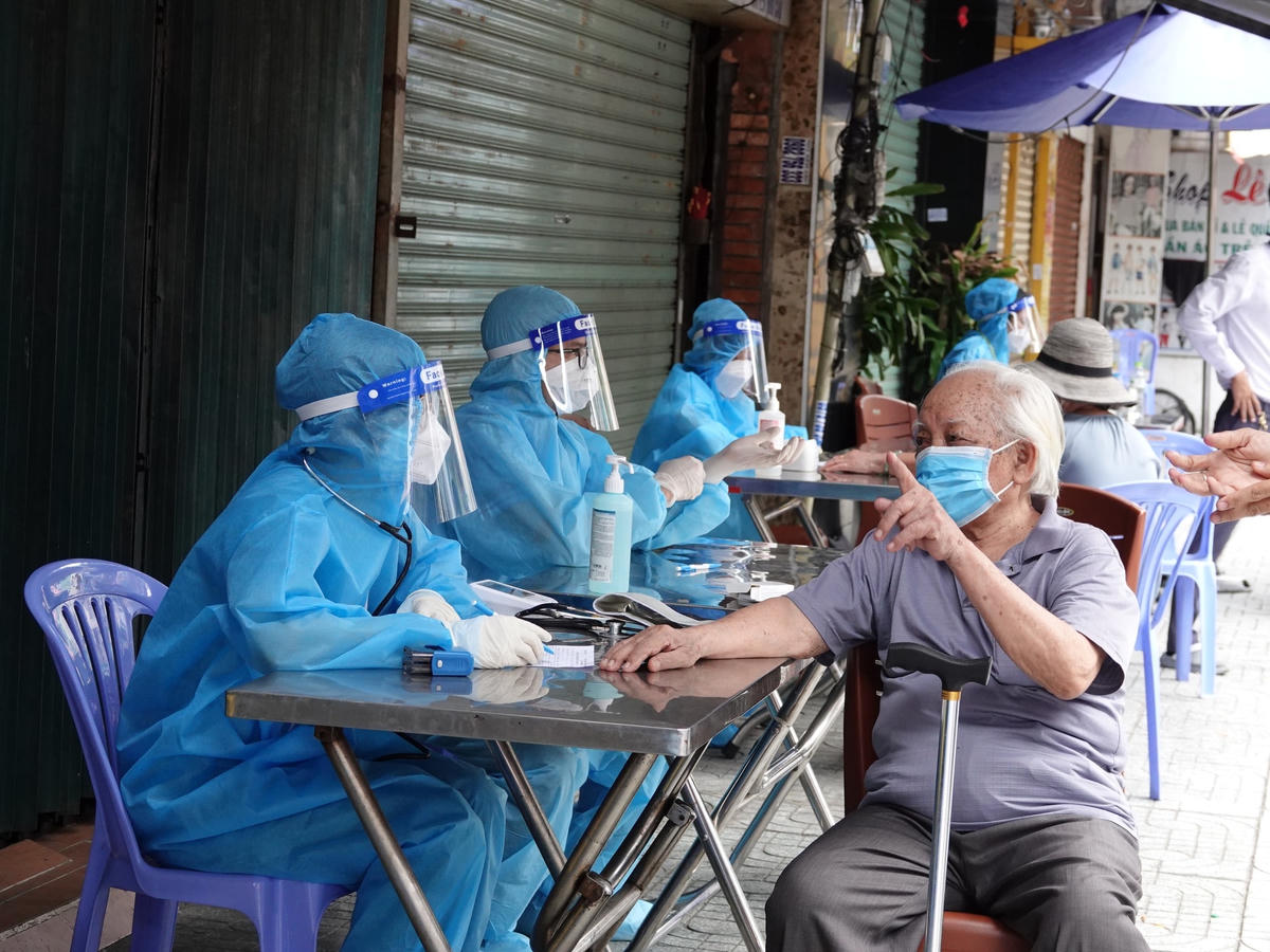 Đối tượng tiêm là người lớn tuổi luôn được nhân viên y tê tư vấn tận tình.