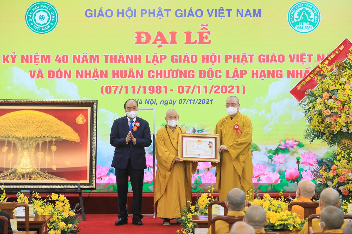 Chủ tịch nước Nguyễn Xuân Phúc trao Huân chương Độc lập hạng Nhất tặng Giáo hội Phật giáo Việt Nam.