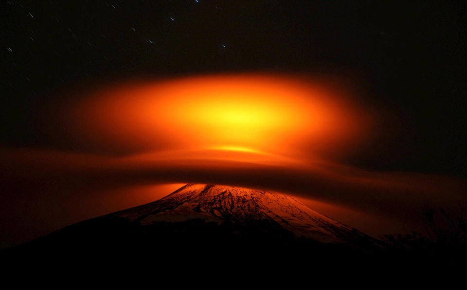 ​8. Núi lửa Villarrica, che phủ bởi mây gần Pucón, Chile, ngày 19 tháng 05 năm 2015. Ảnh Cristobal Saavedra / Reuters. 