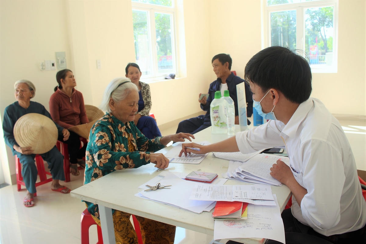 Người dân nhận tiền hỗ trợ do ảnh hưởng Covid-19.