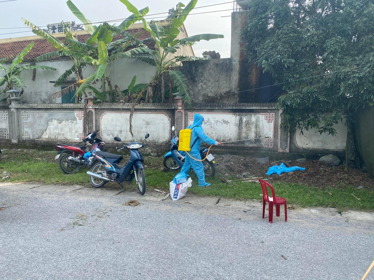 Mọi ngõ ngách trong thôn đều được phun khử khuẩn.
