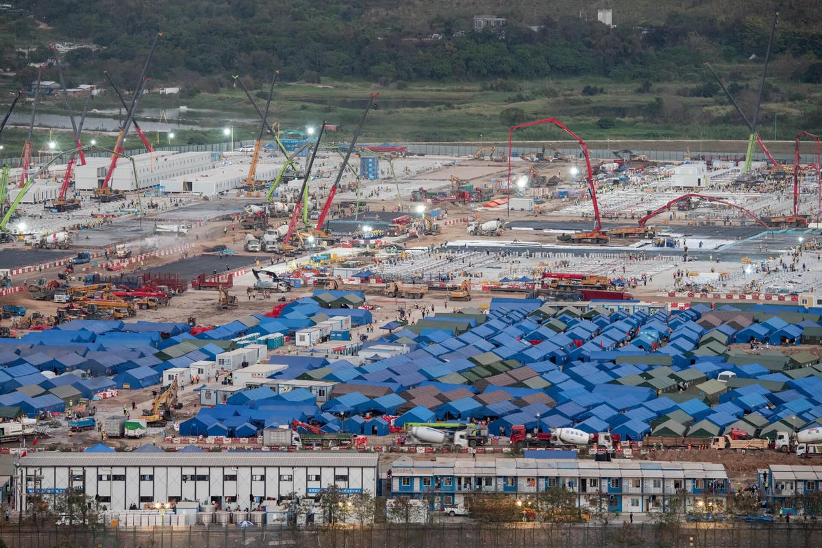 Một bệnh viện lớn để điều trị bệnh nhân Covid-19 đang được xây dựng ở Hong Kong. Ảnh: VCG / Getty Images.
