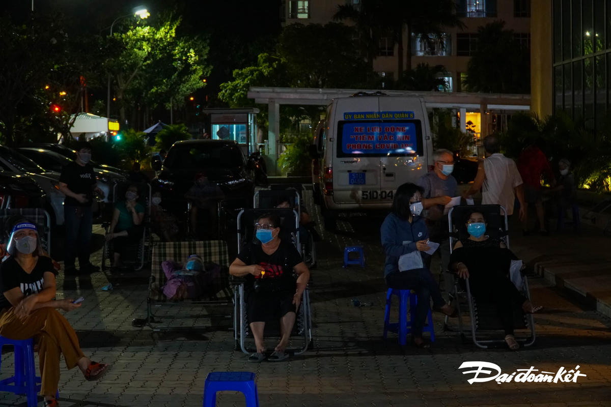 Người trên 65 tuổi được bố trí ghế tựa để ngồi chờ theo dõi sau tiêm.