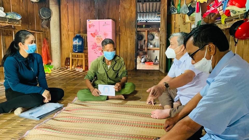 Thăm và tặng quà gia đình chính sách tại huyện miền núi Vân Canh (Bình Định) nhân ngày 27.7.2021